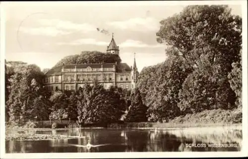 Ak Wiesenburg in der Mark, Schloss  Wasser, Bäume,  Architektur