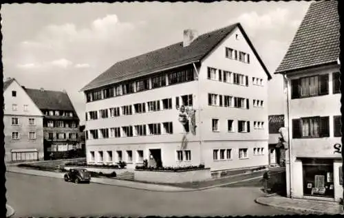 Ak Freudenstadt im Schwarzwald, Hochhaus, Hotel Post, Autos, Wolken