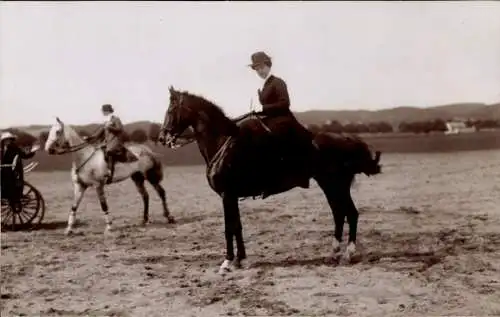Foto Ak Kronprinzessin Cecilie von Preußen, Porträt zu Pferde
