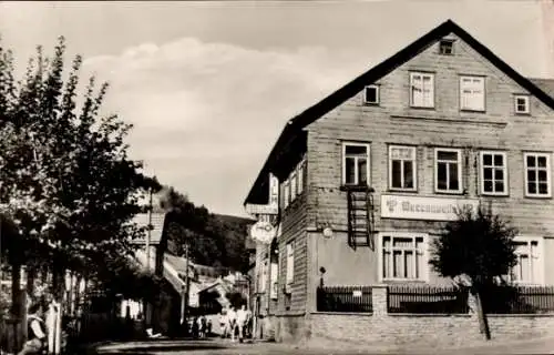 Ak Fehrenbach Masserberg in Thüringen, Historisches Holzhaus, Bäume, kleine Straße, keine Persone