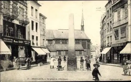 Ak Honfleur Calvados, Obelisk, Platz,  Architektur, Stadtansicht, Personen auf der Straße