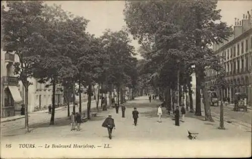 Ak Tours Indre et Loire, Straße mit Bäumen, Spaziergänger, Tram, alte Gebäude