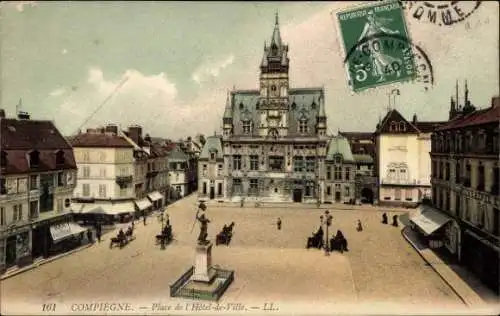 Ak Compiègne Oise, Historisches Gebäude, Platz, Statue, Menschen, altmodische 