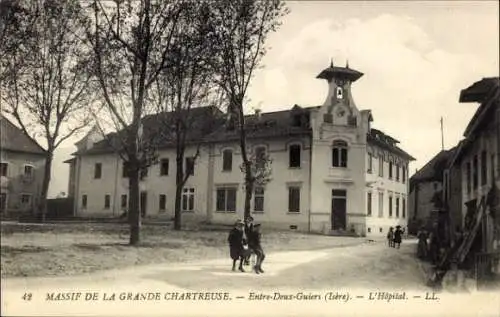 Ak Morestel Isère, Historische Architektur, L'Hôpital, Bäume, Straße, Menschen