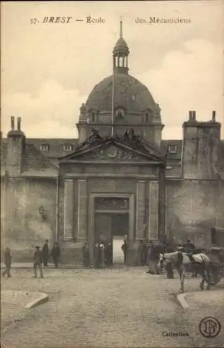 Ak Brest Finistère, Schule der Mechaniker,  Architektur, Menschen, Pferde