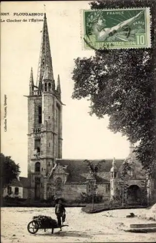 Ak Plougasnou Finistère, Kirchturm, Kirche, Dorfstraße, Mensch mit Schubkarre, Baumbestand
