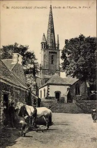 Ak Plougasnou Finistère, Kirchturm, Häuser im Vordergrund, Pferd, ländliche Szene, Schwarz-Weiß