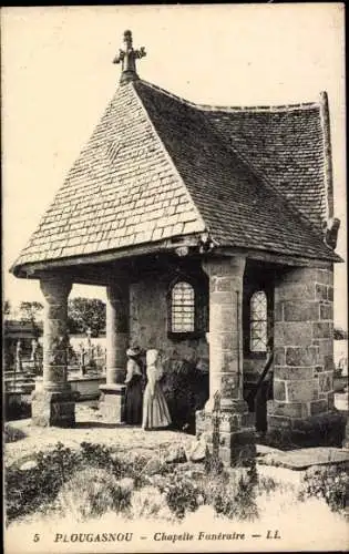 Ak Plougasnou Finistère, Chapelle Funéraire, zwei Frauen in traditioneller Kleidung