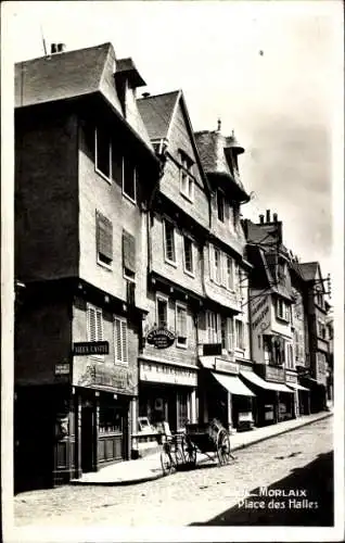 Ak Morlaix Finistère, VIEUX CASTEL, Place des Halles, architektonische Gebäude, Straßenszene