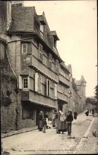 Ak Quimper Finistère,  alte Häuser der Rue Royale, Straße, Menschen