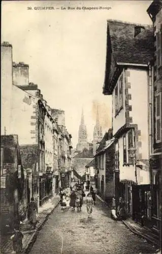 Ak Quimper Finistère, Straße Rue du Chapeau-Rouge, Menschen auf der Straße,  Architektur