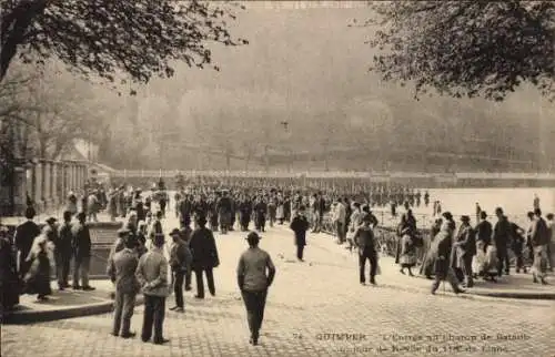 Ak Quimper Finistère, Militärparade, Menschenmenge,  Szenerie, alte Fotografie
