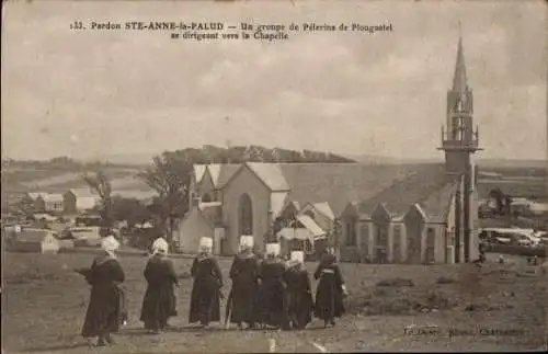 Ak Plougastel Daoulas Finistère, Gruppe von Pilgern, Kirche, ländliche Umgebung