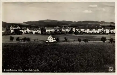 Ak Bischofswerda in Sachsen, Stadtansicht, Neustädterstraße, hügelige Landschaft, Wohnhäuser
