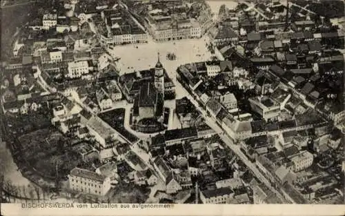 Ak Bischofswerda in Sachsen, Luftaufnahme von  Innenstadt, Gebäude, Straßen