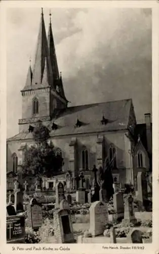 Ak Göda in der Oberlausitz, St. Petri und Pauli-Kirche, hohe Türme, Kirchhof mit Grabsteinen