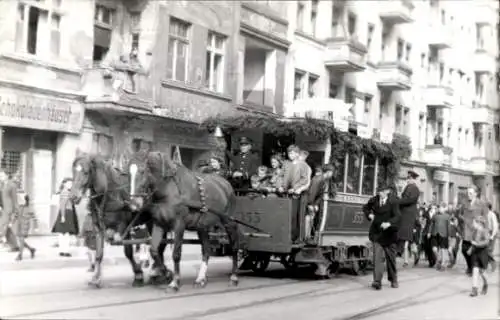 Foto Berlin Neukölln, Pferdestraßenbahn geschmückt zum Jubiläum, Schokoladenhäuschen
