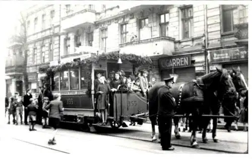 Foto Berlin Neukölln, BVG West, Pferde-Straßenbahn Wagen 355 im Linienbetrieb