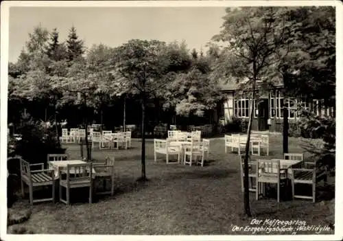 Ak Waldidylle Altenberg im Erzgebirge, Kaffeegarten, Erzgebirgsbaude, Tische im Freien, Bäume, Gr