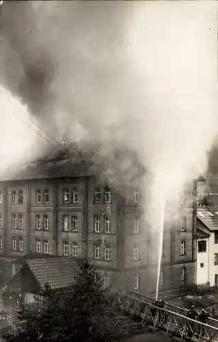 Ak Calw im Schwarzwald, Brand in einer Fabrik, Feuerwehr im Einsatz, viel Rauch