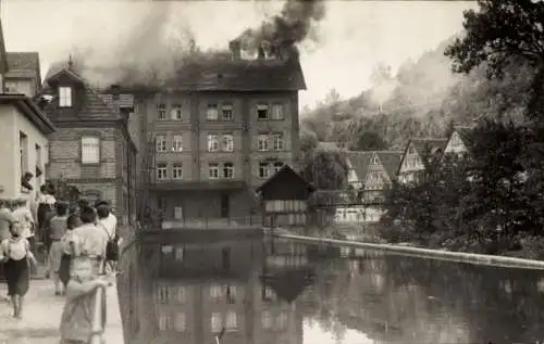 Ak Calw im Schwarzwald, Brand in einer Fabrik, Kinder und Menschen auf der Straße, Spiegelung im 