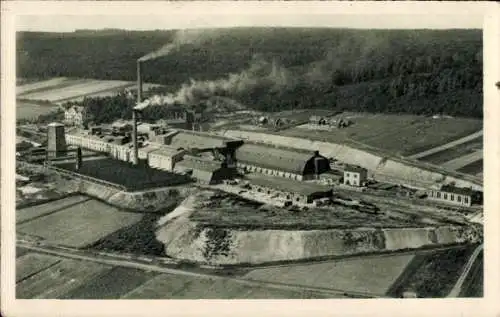 Ak Roßleben an der Unstrut Kyffhäuserkreis, Luftaufnahme einer Fabrik, rauchende Schornsteine, lä