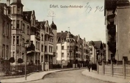 Ak Erfurt in Thüringen,  Gustav-Adolfstraße, Straßenansicht mit Häusern, Laterne, Fußgänger