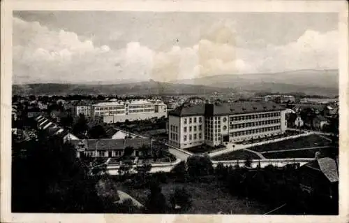 Ak Valašské Meziříčí Walachisch Meseritsch Region Zlin, Blick auf eine Stadtansicht, zwei Gebäude