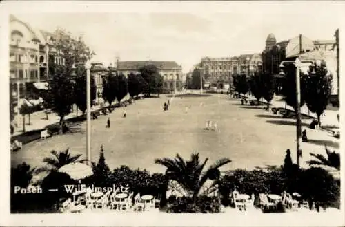 Ak Poznań Posen, Will Imsplatz, Gartenanlage, Menschen, Zeltstühle, Bäume, Gebäude