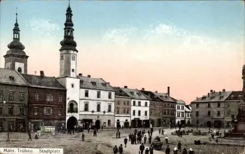 Ak Moravská Třebová Mährisch Trübau Region Pardubice, Stadtplatz,  Gebäude, Menschen auf dem Plat