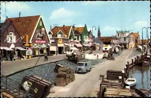 Ak Volendam Nordholland, Hafen, Straßenpartie, Häuser