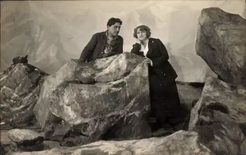Foto Ak Mann und Frau zwischen Felsen, Studioportrait, Fotograf Ludwig Gutmann, Wien