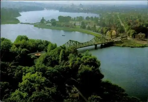 Ak Berlin Zehlendorf Wannsee, Blick auf die Glienicker Brücke, Flusslandschaft, Brücke über Wasse
