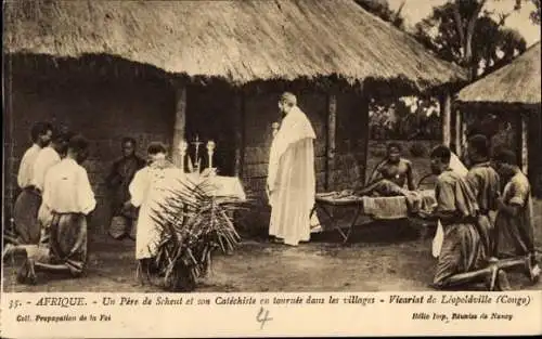 Ak Kinshasa Léopoldville DR Kongo Zaire, Mission von Scheut, Missionar besucht ein Dorf
