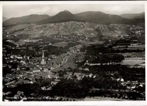 Ak Steinbach Baden Baden, Landschaftsaufnahme, Kirche, Weinberge, Berge im Hintergrund