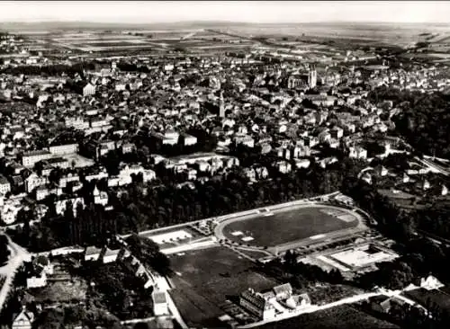 Ak Landau in der Pfalz, Luftaufnahme, Stadtansicht, Stadion, Häuser, Felder, Kirchturm
