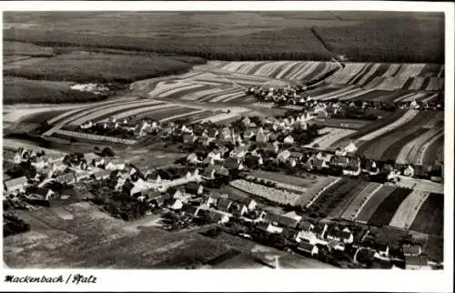 Ak Mackenbach in der Pfalz, Luftaufnahme eines Dorfes, Felder und Wälder im Hintergrund, schwarz-