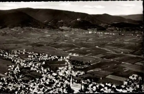 Ak Maikammer an der Weinstraße Pfalz, Landschaftsaufnahme, Hügel, Weinberge, kleine Stadt, Kirche
