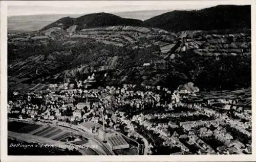 Ak Dettingen an der Erms, Luftaufnahme von Dettingen ad Erms, Gebäude, Landschaft, Berge