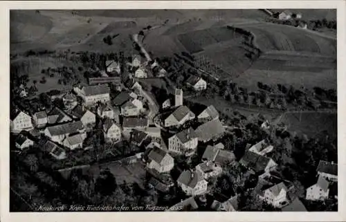 Ak Neukirch Bodenseekreis, Luftaufnahme, kleine Häuser, Landschaft, Kirche, Straße