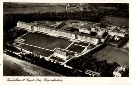 Ak Legnica Liegnitz Schlesien, Luftaufnahme eines großen Gebäudekomplexes, Standortlazarett, grün