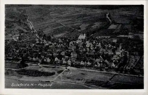Ak Sulzfeld am Main im Kreis Kitzingen, Luftaufnahme von Sulzfeld, ruhige Landschaft, r Ort, Flug