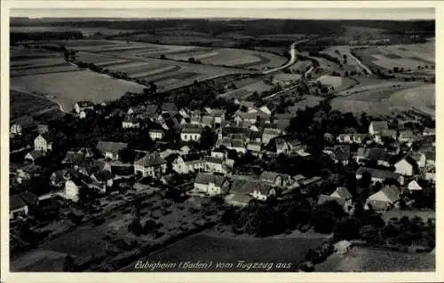 Ak Eubigheim Ahorn in Baden, Luftaufnahme von Eubigheim, Landschaft mit Feldern und Häusern