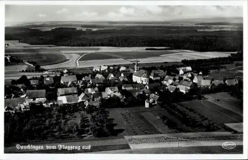 Ak Dauchingen in der Baar, Luftaufnahme von  Häuser, Felder, Kirche