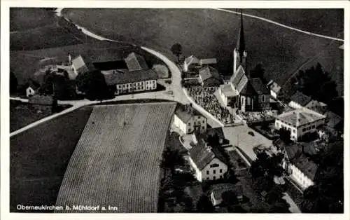 Ak Oberneukirchen in Oberbayerrn, Luftaufnahme von Oberneukirchen, Kirche, Häuser, Menschenmenge