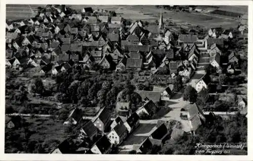 Ak Kleingartach Eppingen in Baden, Luftaufnahme von  viele Dächer, ländliche Umgebung