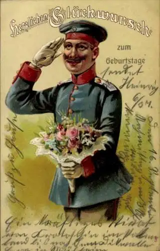 Ak Glückwunsch zum Geburtstag, salutierender Soldat mit Blumenstrauß