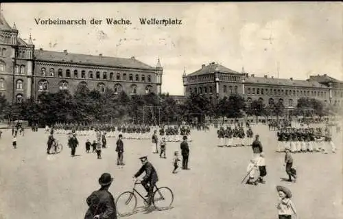 Ak Hannover, Welfenplatz, Vorbeimarsch der Wache