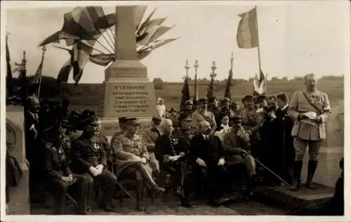 Foto Ak Französische Offiziere, Kriegerdenkmal, Fest, Fahne, Propaganda