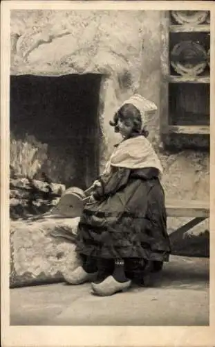 Ak Mädchen in Tracht, Holzschuhe